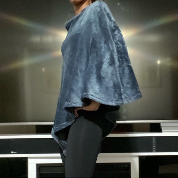 Handmade women blanket fur pullover poncho. Size S/M. Used. - Picture 8 of 8